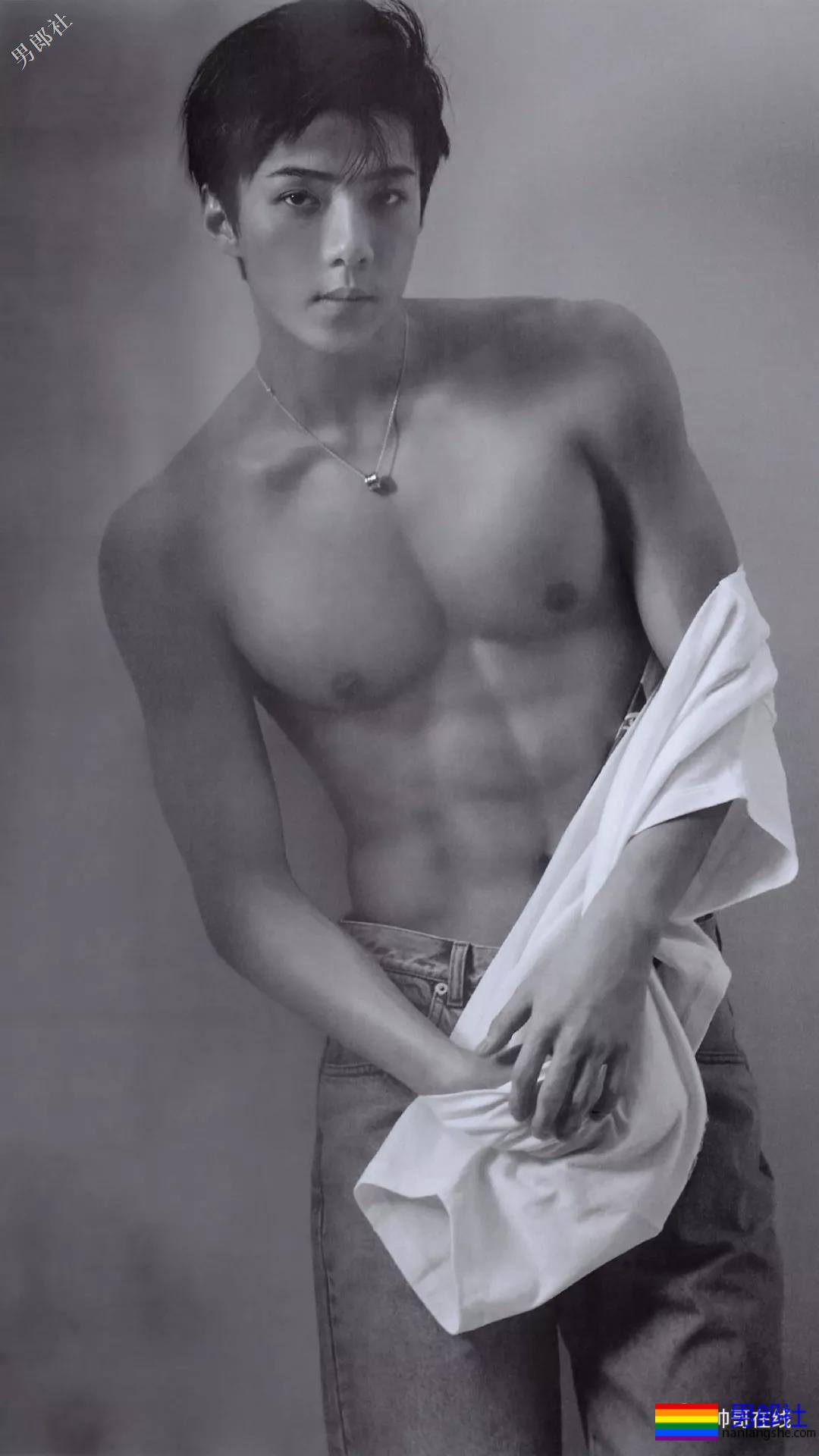 肩宽翘臀大长腿，不穿衣服晒八块腹肌，绝世帅颜也羞哒哒！ - 51虹马