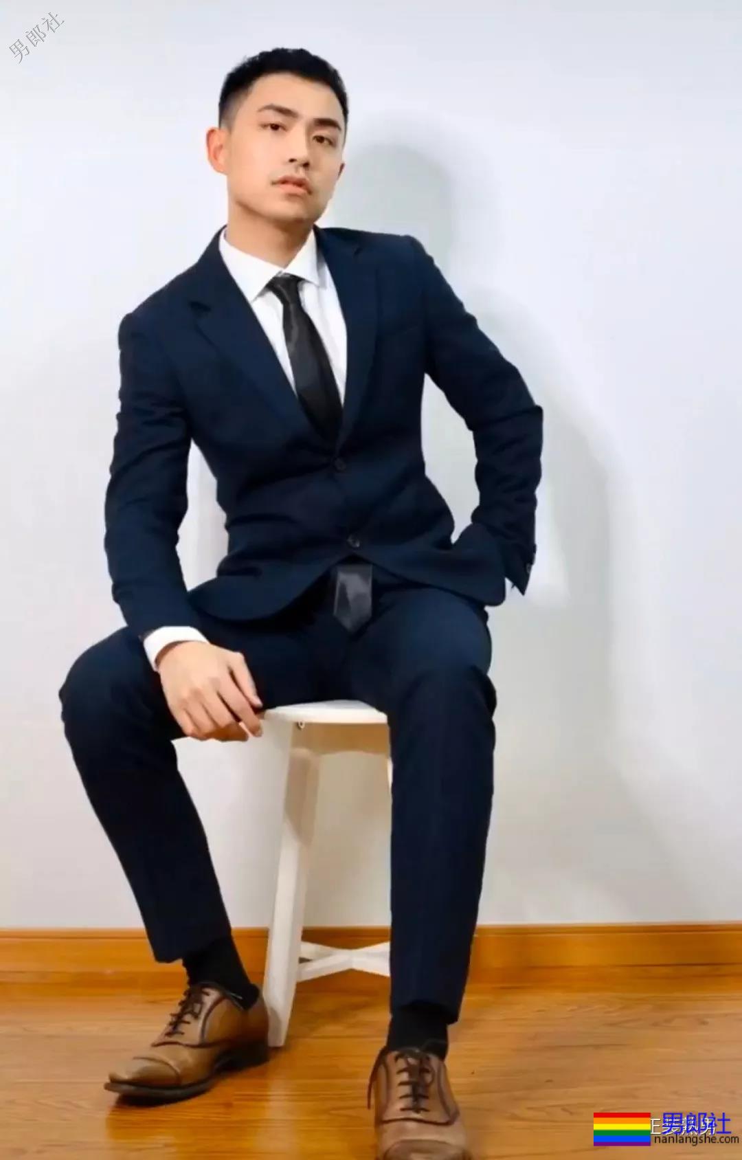 百变正装男为何这样有魅力，还有这西裤被垒起来的样子！-51虹马