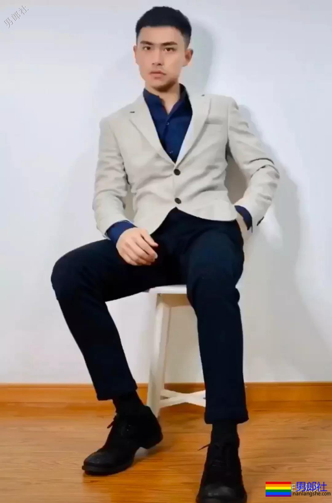 百变正装男为何这样有魅力，还有这西裤被垒起来的样子！ - 51虹马