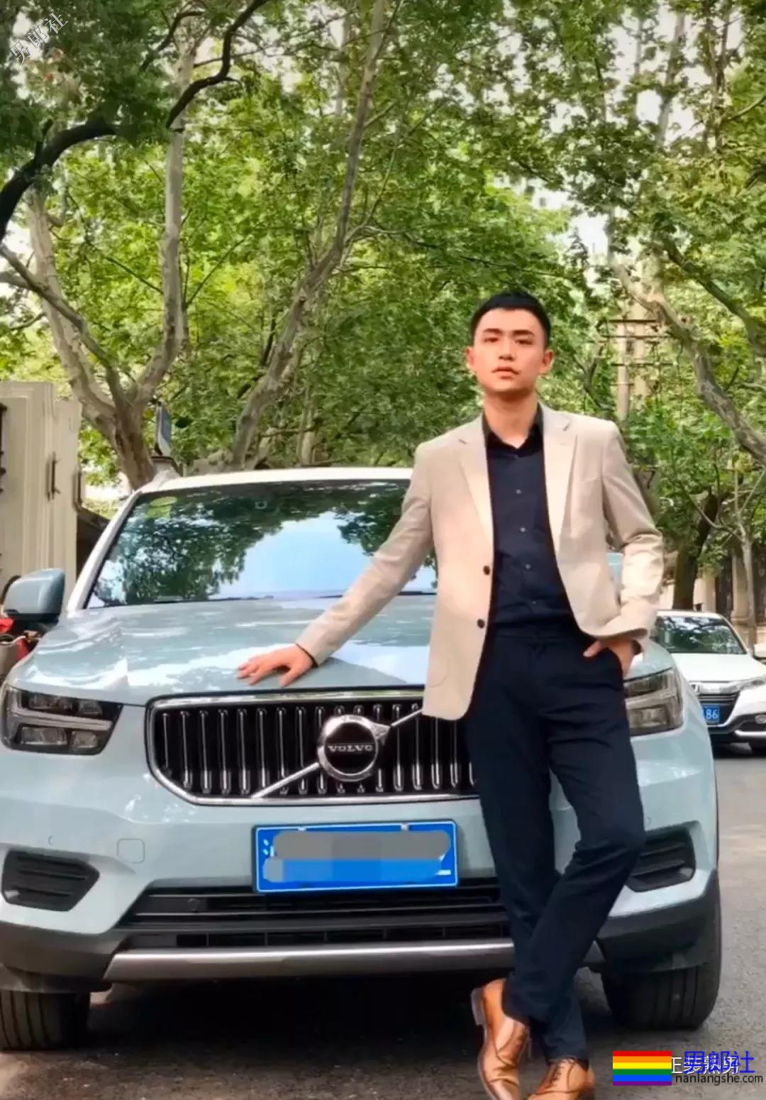 百变正装男为何这样有魅力，还有这西裤被垒起来的样子！ - 51虹马