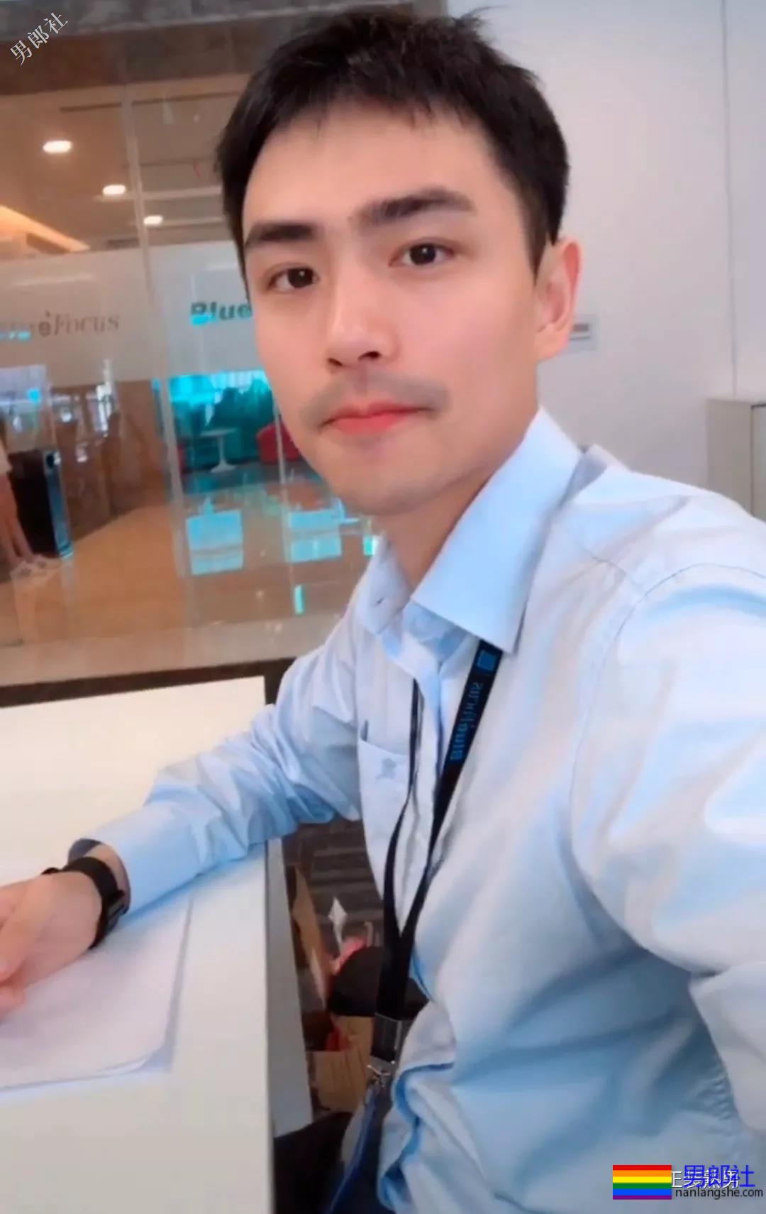 百变正装男为何这样有魅力，还有这西裤被垒起来的样子！ - 51虹马