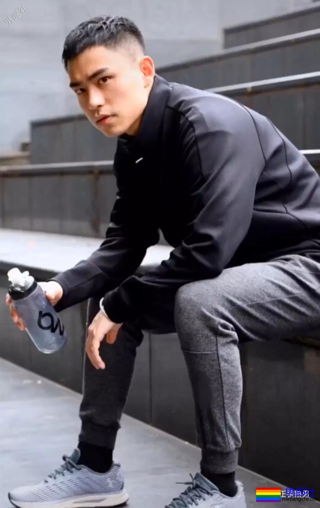 百变正装男为何这样有魅力，还有这西裤被垒起来的样子！ - 51虹马