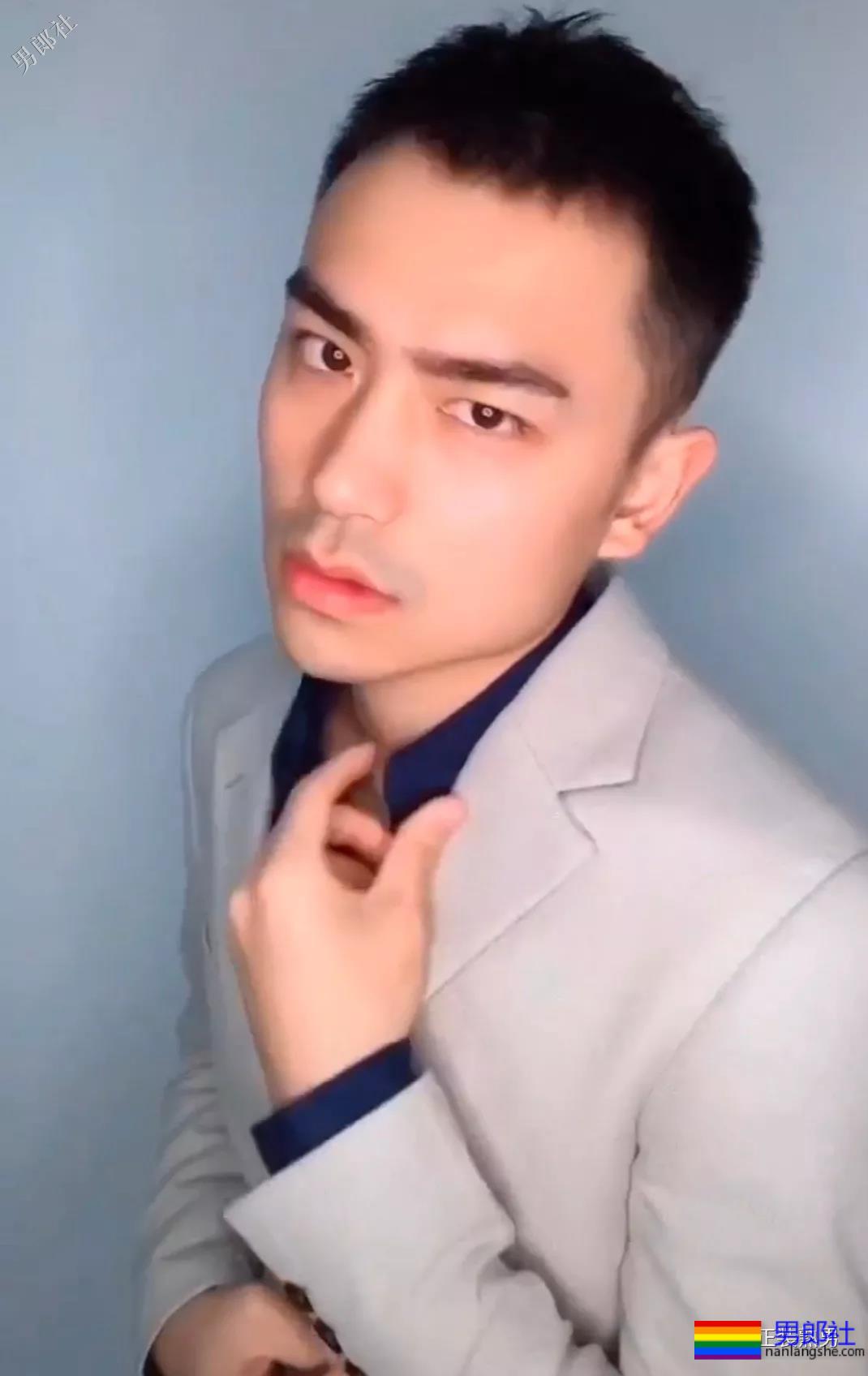 百变正装男为何这样有魅力，还有这西裤被垒起来的样子！ - 51虹马