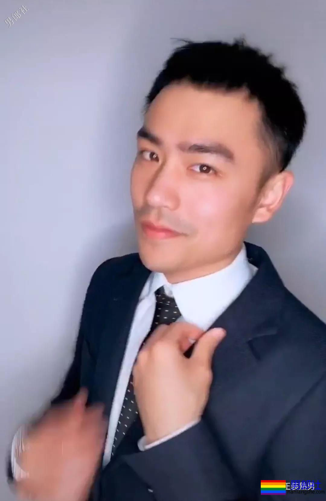 百变正装男为何这样有魅力，还有这西裤被垒起来的样子！ - 51虹马