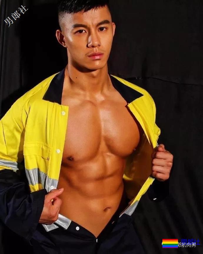 大奶胸肌肉男脱掉自己的衣服后居然用手把裤裆遮住！-51虹马