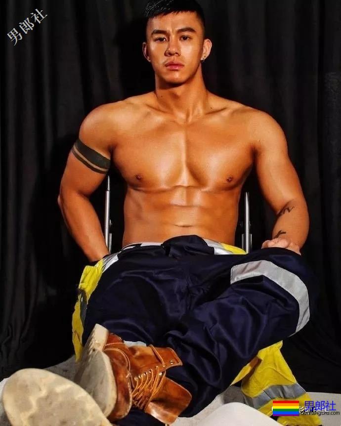 大奶胸肌肉男脱掉自己的衣服后居然用手把裤裆遮住！ - 51虹马