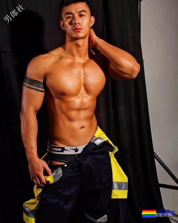 大奶胸肌肉男脱掉自己的衣服后居然用手把裤裆遮住！ - 51虹马