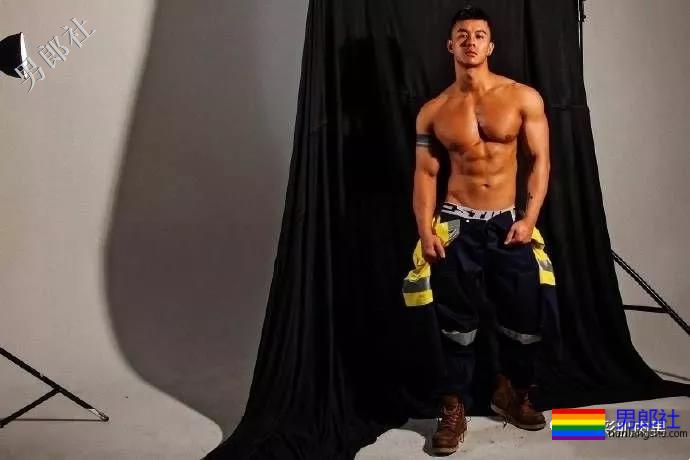 大奶胸肌肉男脱掉自己的衣服后居然用手把裤裆遮住！ - 51虹马