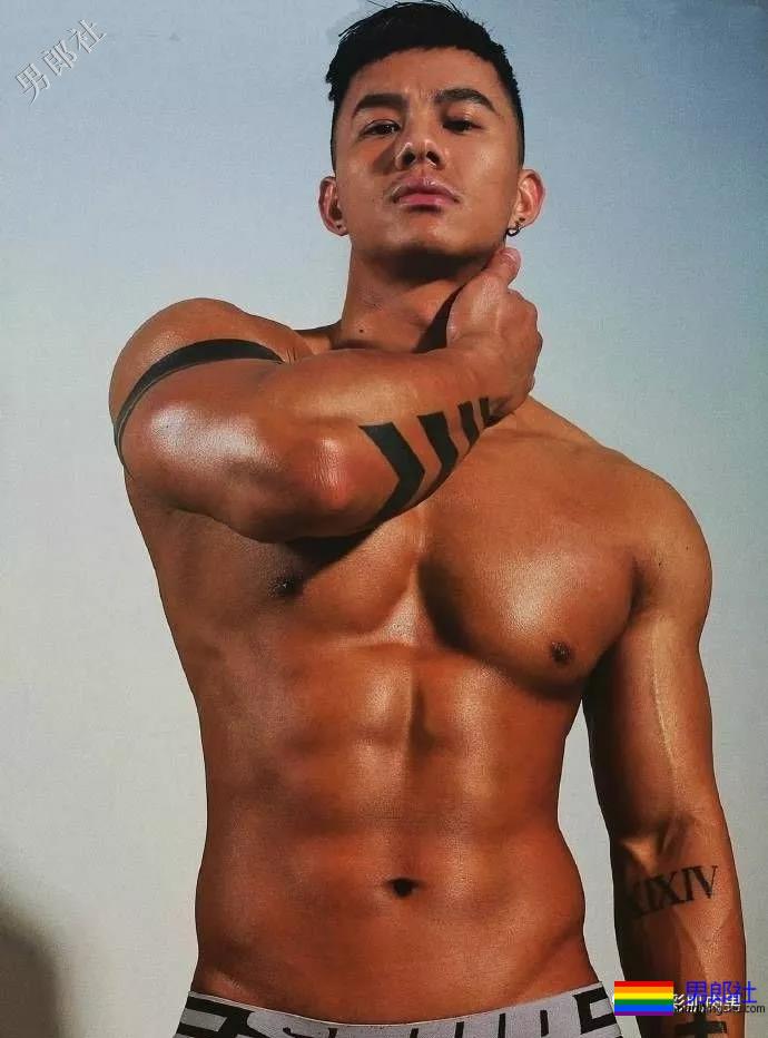 大奶胸肌肉男脱掉自己的衣服后居然用手把裤裆遮住！ - 51虹马