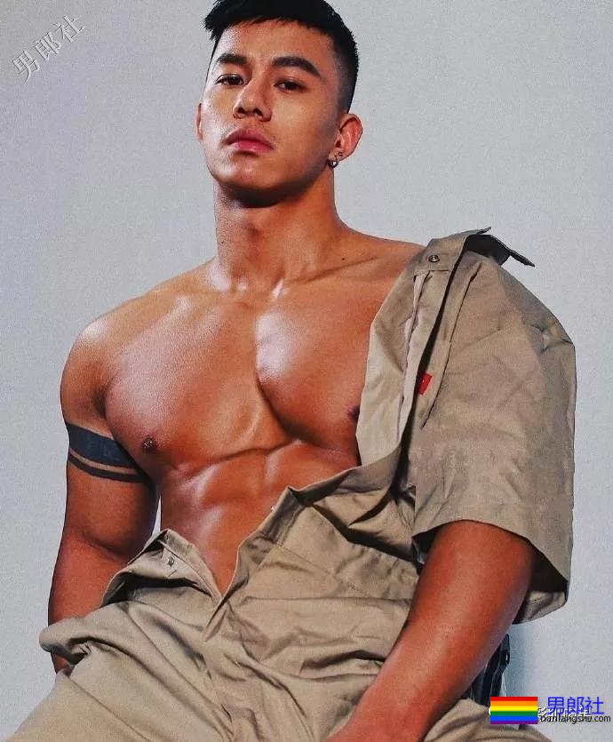 大奶胸肌肉男脱掉自己的衣服后居然用手把裤裆遮住！ - 51虹马