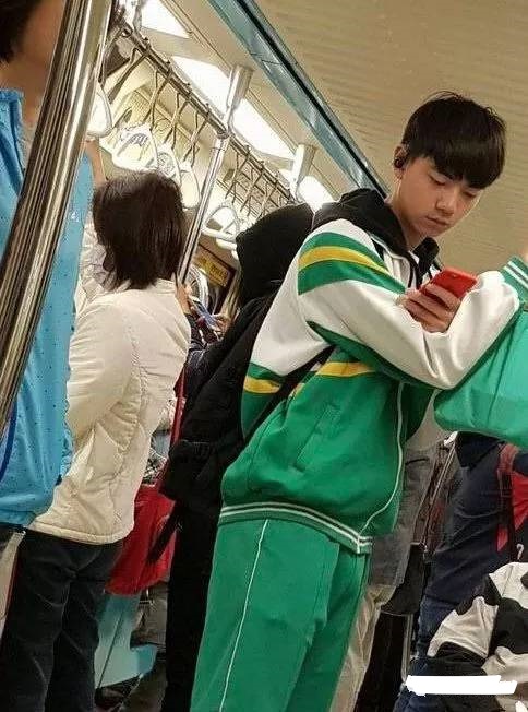 广东的校裤真的太小！发育中的男生尴尬了！!-51虹马