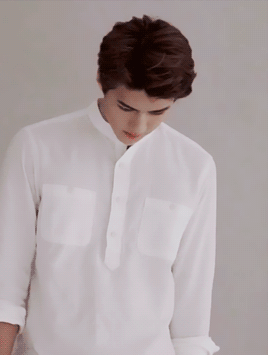 肩宽翘臀大长腿，不穿衣服晒八块腹肌，绝世帅颜也羞哒哒！ - 51虹马