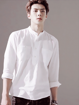 肩宽翘臀大长腿，不穿衣服晒八块腹肌，绝世帅颜也羞哒哒！ - 51虹马