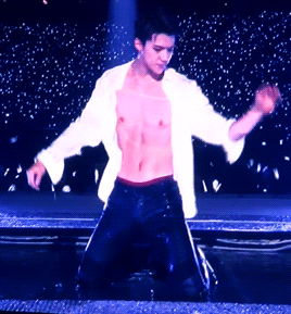 肩宽翘臀大长腿，不穿衣服晒八块腹肌，绝世帅颜也羞哒哒！ - 51虹马