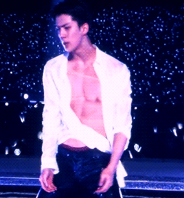 肩宽翘臀大长腿，不穿衣服晒八块腹肌，绝世帅颜也羞哒哒！ - 51虹马