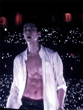 肩宽翘臀大长腿，不穿衣服晒八块腹肌，绝世帅颜也羞哒哒！ - 51虹马