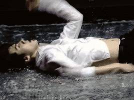 肩宽翘臀大长腿，不穿衣服晒八块腹肌，绝世帅颜也羞哒哒！ - 51虹马