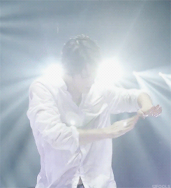 肩宽翘臀大长腿，不穿衣服晒八块腹肌，绝世帅颜也羞哒哒！ - 51虹马