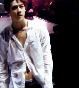 肩宽翘臀大长腿，不穿衣服晒八块腹肌，绝世帅颜也羞哒哒！ - 51虹马