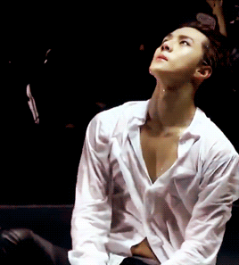 肩宽翘臀大长腿，不穿衣服晒八块腹肌，绝世帅颜也羞哒哒！ - 51虹马