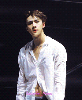 肩宽翘臀大长腿，不穿衣服晒八块腹肌，绝世帅颜也羞哒哒！ - 51虹马