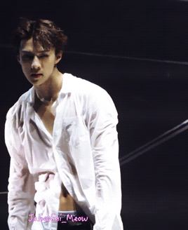 肩宽翘臀大长腿，不穿衣服晒八块腹肌，绝世帅颜也羞哒哒！ - 51虹马