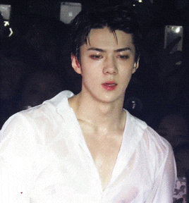 肩宽翘臀大长腿，不穿衣服晒八块腹肌，绝世帅颜也羞哒哒！ - 51虹马