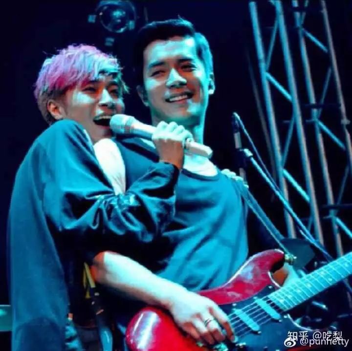 歌手变大型出柜现场？吴青峰刘家凯只差一个吻 - 51虹马