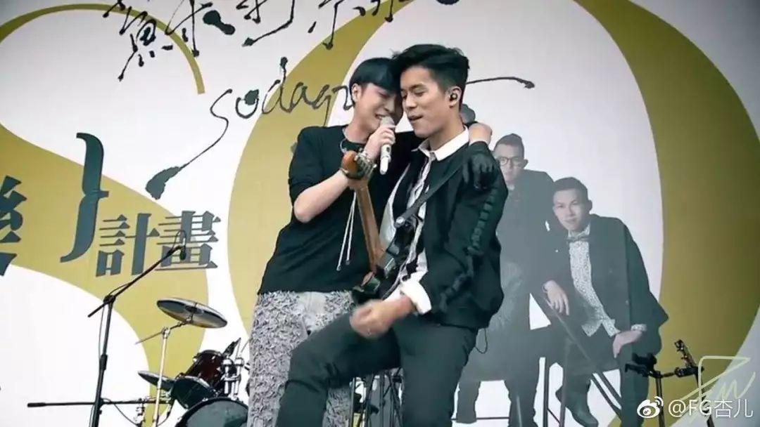 歌手变大型出柜现场？吴青峰刘家凯只差一个吻 - 51虹马