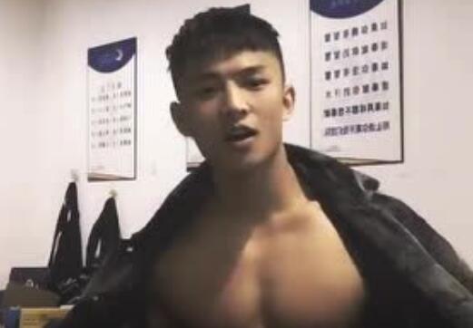 小狼狗撩开衣服对我坏笑，我决定为他弯了！-51虹马