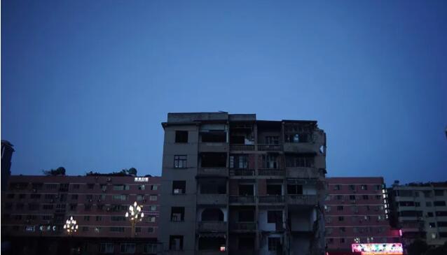 他和男友完成父亲的葬礼-51虹马