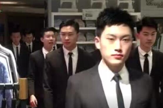 一群正装帅哥迎面走来，实在太撩了！ - 51虹马