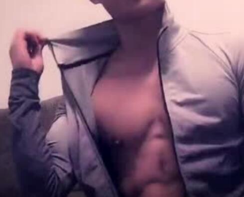 肌肉男拉开拉链才知道，里面什么都没穿!-51虹马