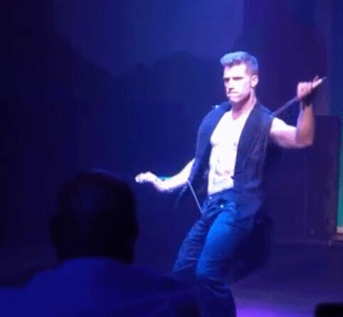 性感男孩在线抖空竹，真想在他腹肌上蹦迪 - 51虹马