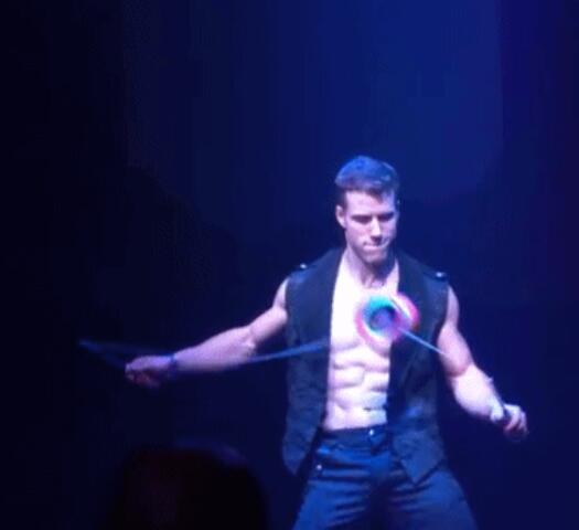 性感男孩在线抖空竹，真想在他腹肌上蹦迪 - 51虹马