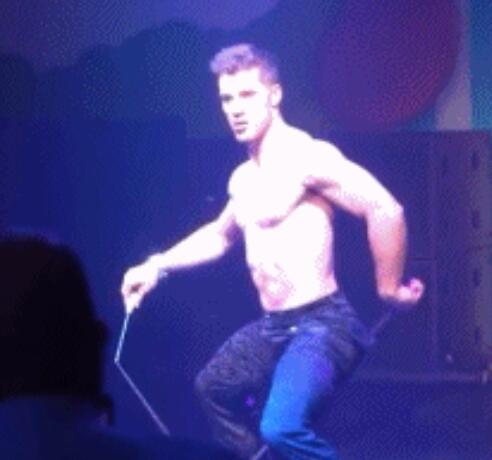 性感男孩在线抖空竹，真想在他腹肌上蹦迪 - 51虹马