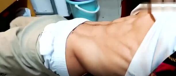 小哥撩开衣服的瞬间，看完我鼻血都流出来了！-51虹马