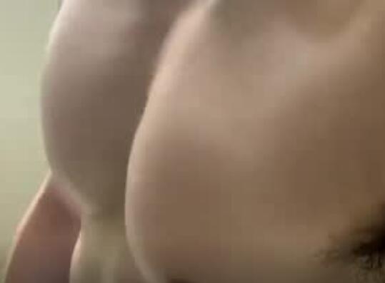 宿舍有个八块腹肌的体育生,你会怎么办?-51虹马