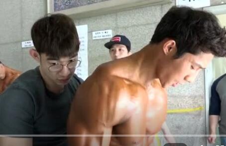 健体比赛后台花絮，助理小哥比男模更抢眼！-51虹马