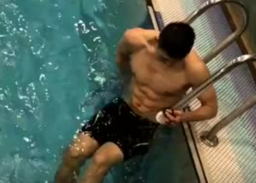 泳池里偶遇八块腹肌的肌肉男，眼睛不够用了 - 51虹马