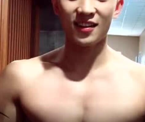 寸头肌肉小哥秀大胸肌，你怎么这么好看？ - 51虹马