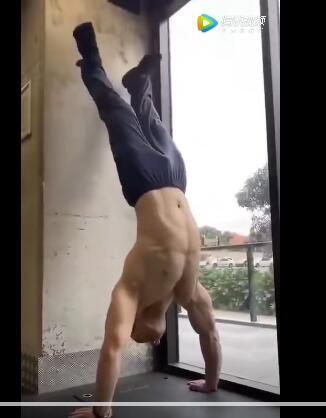 肌肉男倒立练身材，目不转睛看着他的运动裤-51虹马