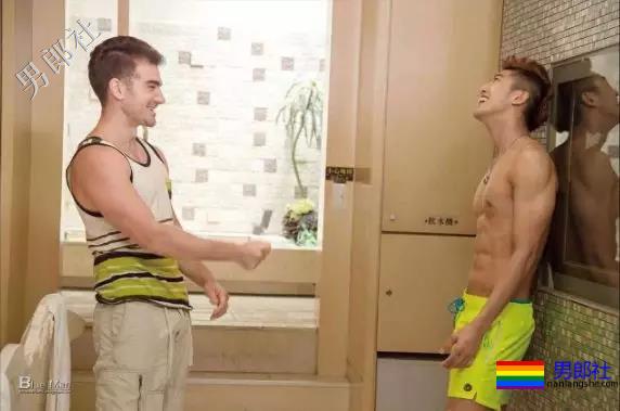 帅哥被要求一起冼澡，捡肥皂被老外看到 - 51虹马