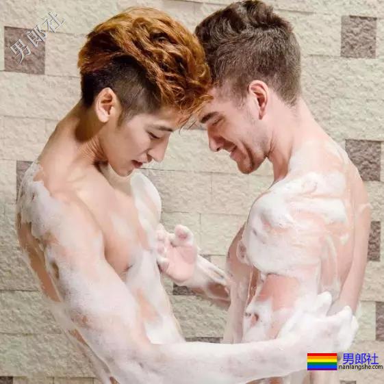 帅哥被要求一起冼澡，捡肥皂被老外看到 - 51虹马