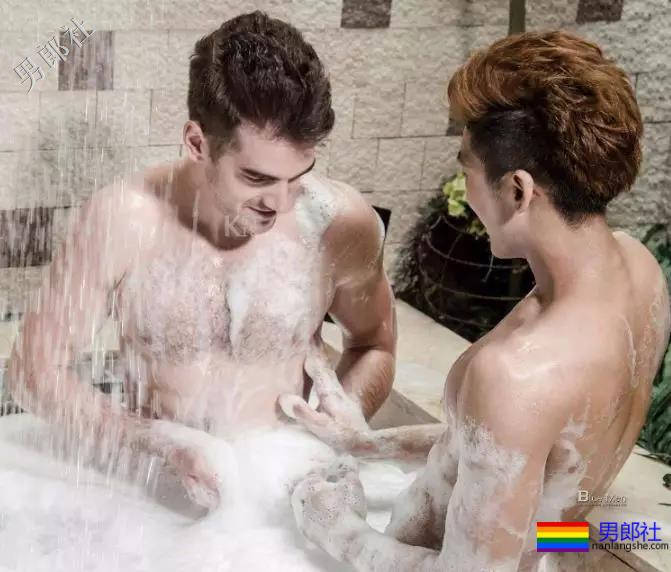 帅哥被要求一起冼澡，捡肥皂被老外看到 - 51虹马