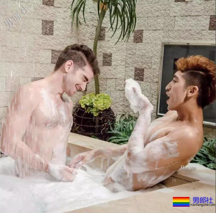 帅哥被要求一起冼澡，捡肥皂被老外看到 - 51虹马