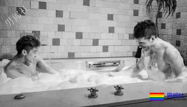 帅哥被要求一起冼澡，捡肥皂被老外看到 - 51虹马