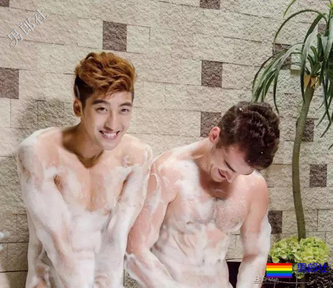 帅哥被要求一起冼澡，捡肥皂被老外看到 - 51虹马