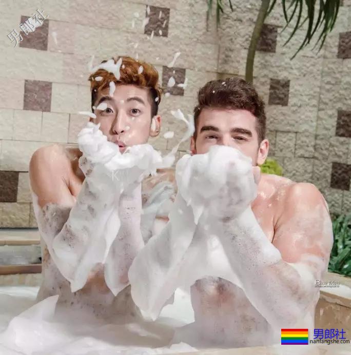 帅哥被要求一起冼澡，捡肥皂被老外看到 - 51虹马