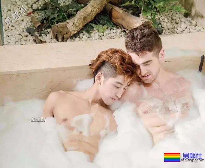 帅哥被要求一起冼澡，捡肥皂被老外看到 - 51虹马